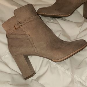 Banana Republic seude taupe chunk heel zip bootie sz 6